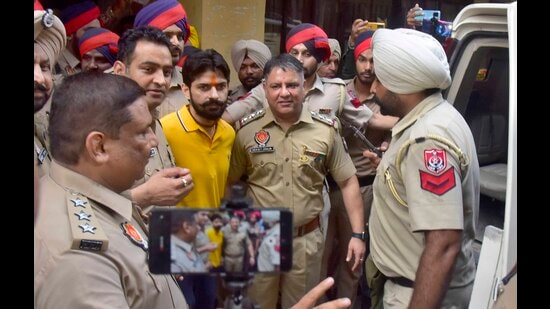 Ludhiana police taking gangster Lawrence Bishnoi to the court for seeking his remand on Thursday. (Gurpreet Singh/HT)