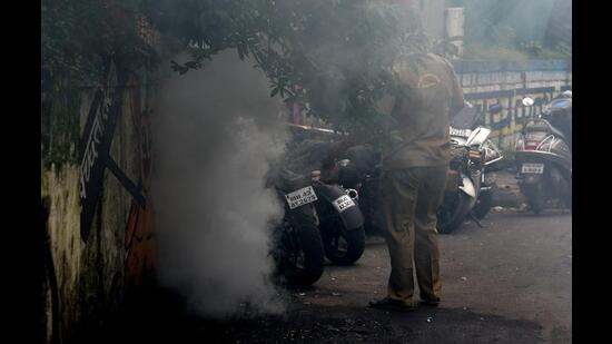 A civic staff carries out fogging in Navi Mumbai. The city has seen a rise in dengue and malaria cases this year. (BACHCHAN KUMAR/HT PHOTO)