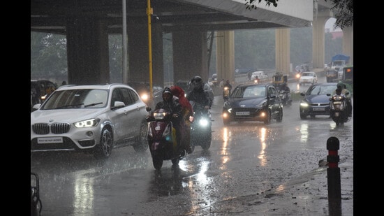 Two brief but intense rain spells lashed Pune city on Thursday. (In pic) Traffic at Phugewadi. (HT PHOTO)