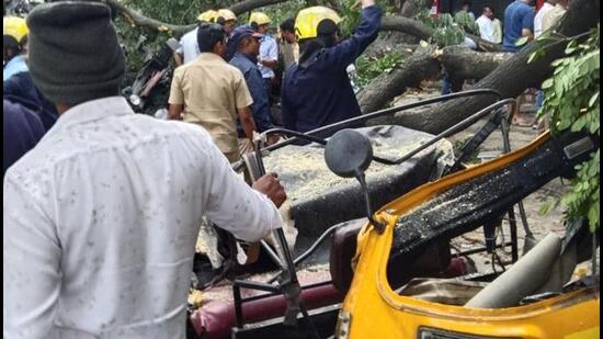 Two cranes were used to remove the damaged vehicles to clear the road for vehicular movement. (HT PHOTO)