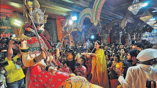 Thane, India - September 29, 2022: Rashmi Thackeray, wife of Shiv Sena chief Uddhav Thackeray, performs aarti of Goddess Durga in CM Eknath Shinde's bastion accompanied by Shiv Sena workers at Tembhi Naka Navratri pandal, in Thane, Mumbai, India, on Thursday, September 29, 2022. (Praful Gangurde/HT Photo) (HT PHOTO)