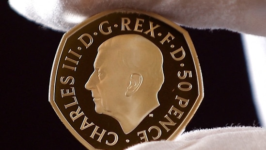A efígie oficial da moeda do rei Carlos III da Grã-Bretanha é vista em uma moeda de 50 pence, revelada pela Casa da Moeda Real, em Londres.(REUTERS)