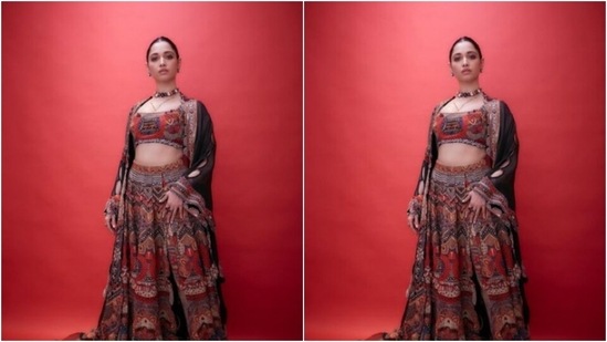 फैशन स्टाइलिस्ट अमी पटेल द्वारा स्टाइल की गई, तमन्ना ने अपने बालों को एक साफ बन में पहना और नग्न आंखों की छाया, काली आईलाइनर, काली कोहल, काजल से लदी पलकें, खींची हुई भौहें, समोच्च गाल और नग्न लिपस्टिक की एक छाया में सजाया। (Instagram/@tamannaahspeaks) )