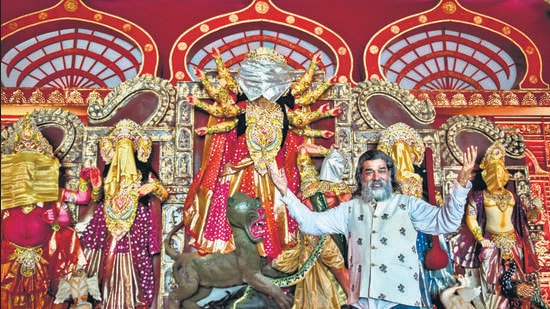 Mumbai, India - September 29, 2022: Indian art director Nitin Desai inspects the ongoing work of the Durga Puja pandal designed by him, at Shivaji Park, Dadar, in Mumbai, India, on Thursday, September 29, 2022. (Photo by Pratik Chorge/Hindustan Times) (Pratik Chorge/HT PHOTO)