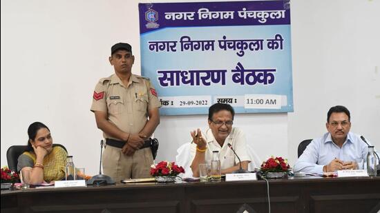 Panchkula mayor Kulbhushan Goyal chairing the MC meeting at Kisan Bhawan, Sector 14, on Thursday. (HT Photo)