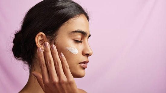 Skincare tips: The right way to apply moisturizer and mistakes to avoid(istockphoto)