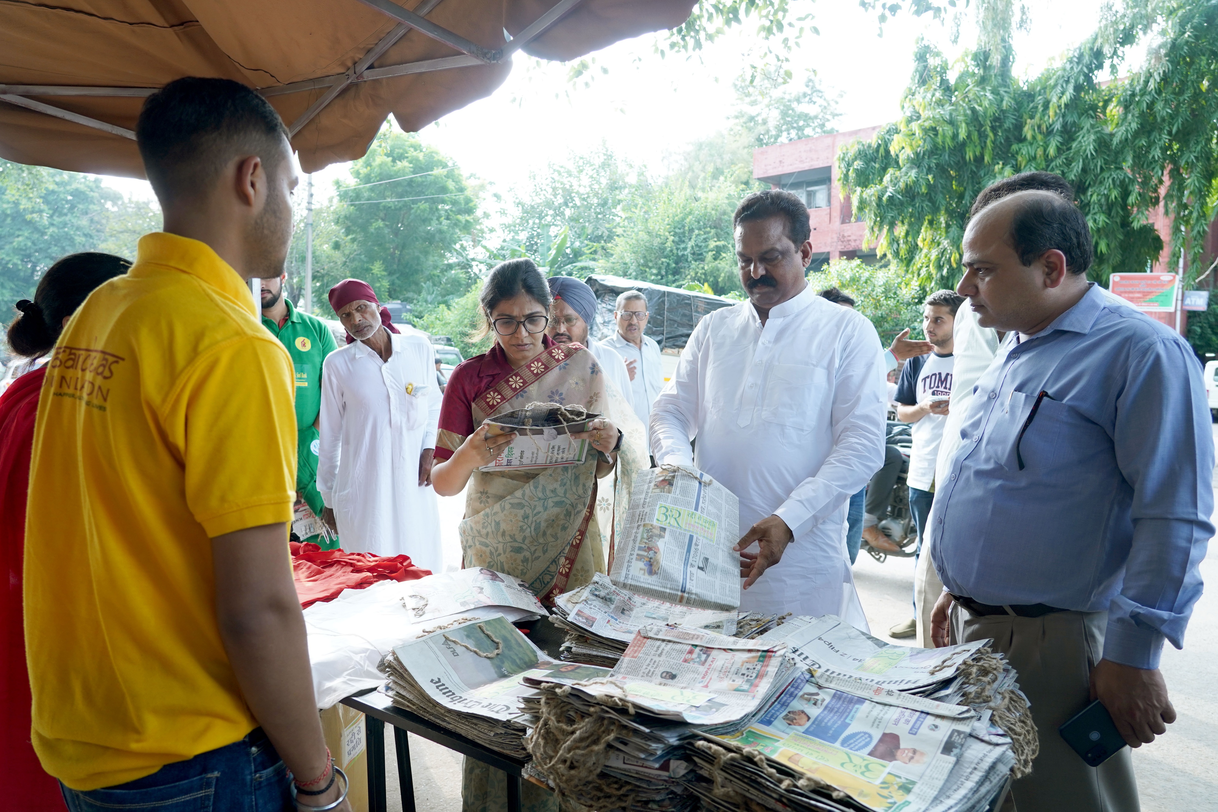 Senior deputy mayor Dalip Sharma (centre) and MC joint commissioner Isha Kamboj (left) distributing the paper bags among vendors. (HT) Senior deputy mayor Dalip Sharma (centre) and MC joint commissioner Isha Kamboj (left) distributing the paper bags among vendors. (HT)
