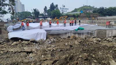 Workers covering surrounding areas before demolition of Chandni Chowk bridge. (HT PHOTO) Workers covering surrounding areas before demolition of Chandni Chowk bridge. (HT PHOTO)
