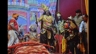 A scene from Ramleela being performed in Indira Nagar, Thane. Ramleela returns to Indira Nagar after a two-year gap and continues to draw large audience. (PRAFUL GANGURDE/HT PHOTO)