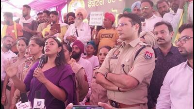 Deputy commissioner Amrit Singh along with senior superintendent of police Surendra Lamba and a battery of officials visited the spot and interacted with protesters. (HT File)