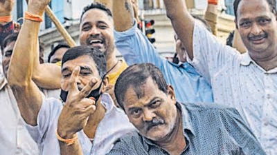 Mumbai, India - September 23, 2022: Shiv Sena workers celebrate after the Bombay High Court quashed the BMC's order and allowed Uddhav Thackeray-led Shiv Sena to hold Dussehra Melawa at Shivaji Park on October 5, outside Sena Bhavan, Dadar, in Mumbai, India, on Friday, September 23, 2022. (Photo by Satish Bate/Hindustan Times) (Satish Bate/HT PHOTO) Mumbai, India - September 23, 2022: Shiv Sena workers celebrate after the Bombay High Court quashed the BMC's order and allowed Uddhav Thackeray-led Shiv Sena to hold Dussehra Melawa at Shivaji Park on October 5, outside Sena Bhavan, Dadar, in Mumbai, India, on Friday, September 23, 2022. (Photo by Satish Bate/Hindustan Times) (Satish Bate/HT PHOTO)