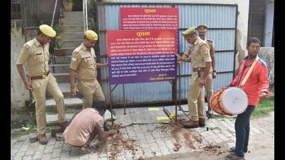 Police personnel putting up the sign board in Prayagraj on Friday. (HT Photo) Police personnel putting up the sign board in Prayagraj on Friday. (HT Photo)