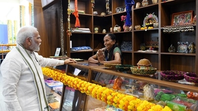 Prime Minister Narendra Modi interacts with a vendor at Gandhinagar station. (ANI/ PIB) Prime Minister Narendra Modi interacts with a vendor at Gandhinagar station. (ANI/ PIB)