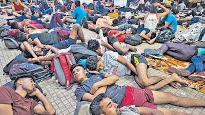 Mumbai, India - September 29, 2022: Candidates for Army Recruitment under Agneepath Scheme, seen resting on a school premises, in Thane near Mumbai, India, on Thursday, September 29, 2022. (Photo by Satish Bate/ Hindustan Times) (Satish Bate/HT PHOTO) Mumbai, India - September 29, 2022: Candidates for Army Recruitment under Agneepath Scheme, seen resting on a school premises, in Thane near Mumbai, India, on Thursday, September 29, 2022. (Photo by Satish Bate/ Hindustan Times) (Satish Bate/HT PHOTO)