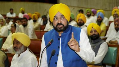 Shiromani Akali Dal (SAD) and its alliance partner Bahujan Samaj Party (BSP) on Friday urged Punjab governor Banwarilal Purohit to order a probe into Aam Aadmi Party (AAP)’s allegations that its legislators were offered hundreds of crores as bribes to topple the government. (PTI)