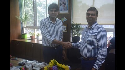 Thane Municipal Corporation’s new commissioner, Abhijit Bangar (left), is greeted by outgoing TMC chief Vipin Sharma in Thane on Friday. (PRAFUL GANGURDE/HT PHOTO) Thane Municipal Corporation’s new commissioner, Abhijit Bangar (left), is greeted by outgoing TMC chief Vipin Sharma in Thane on Friday. (PRAFUL GANGURDE/HT PHOTO)