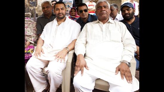 Aamir Khan with Mahavir Singh Phogat (Hindustan Times) Aamir Khan with Mahavir Singh Phogat (Hindustan Times)