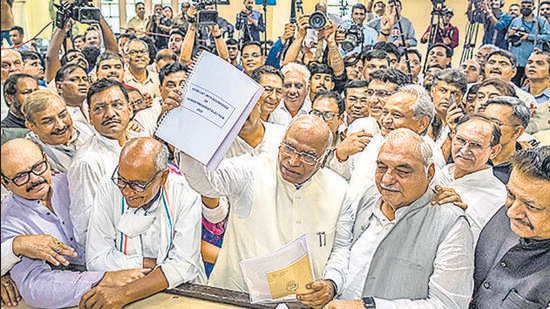 New Delhi, India - Sept. 30, 2022: Senior Congress leader Mallikarjun Kharge files his nomination papers for Congress Presidential election, at AICC headquarters, in New Delhi, India, on Friday, September 30, 2022 (HT Photo)