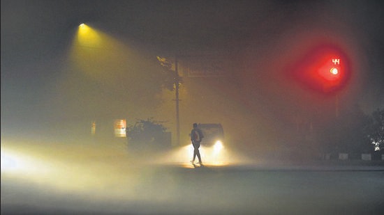 A road near AIIMS in Delhi draped in smog. (Amal KS/HT Photo)