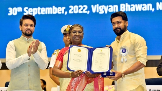 President Droupadi Murmu confers the Best Actor Award to actor Suriya at the 68th National Film Awards ceremony, at Vigyan Bhawan, in New Delhi.(Hindustan Times)