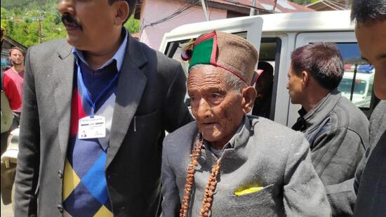 At 106 years, independent India’s first voter, Shyam Saran Negi of Kinnaur district, is an inspiration as he is still contributing to the poll process and inspiring the masses to celebrate the festival of democracy. (HT file photo)