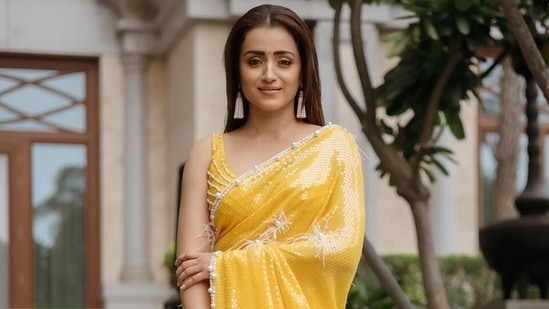 Trisha Wallpapers In Saree,Actress Trisha High Quality Wallpapers Desktop  Background