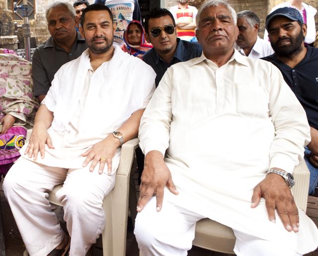 Aamir Khan with Mahavir Singh Phogat (Hindustan Times) Aamir Khan with Mahavir Singh Phogat (Hindustan Times)