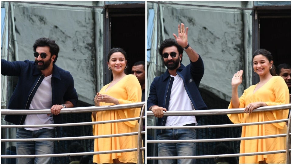 Alia Bhatt and Ranbir Kapoor greet their fans.&nbsp;(HT Photo/Varinder Chawla)