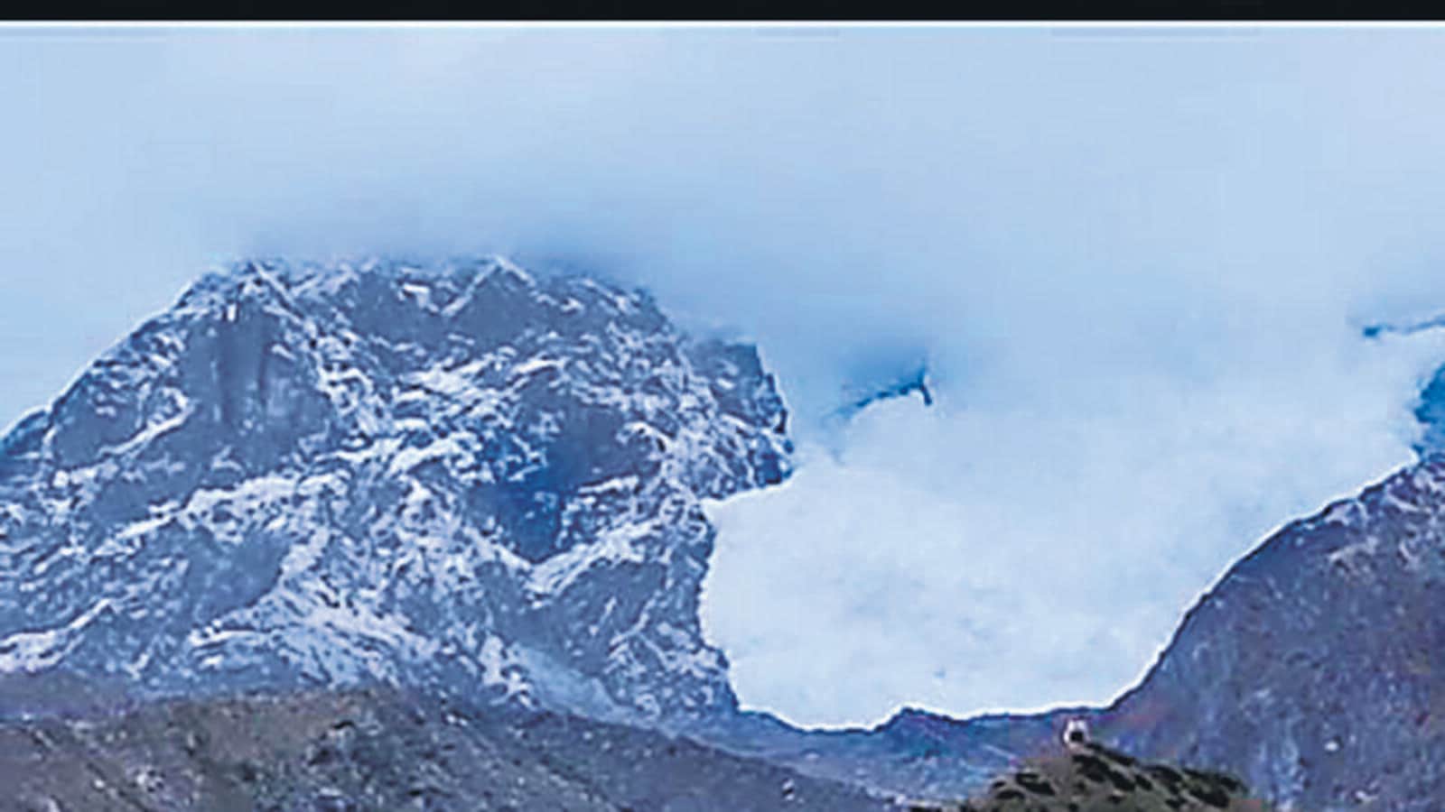 avalanche-strikes-near-kedarnath-shrine-but-no-damage-to-temple