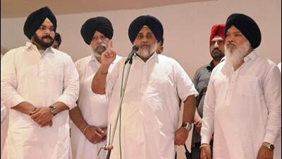 SAD (B) chief Sukhbir Singh Badal addressing a gathering at Ferozepur on Saturday. (HT Photo)