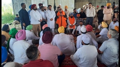 MLAs Gurpreet Gogi (Ludhiana West) and Kulwant Sidhu (Atam Nagar) interacting with members of the Ludhiana Tipper Association after they lifted their protest from Ladhowal Toll plaza in Ludhiana on Saturday. The tipper owners were ruing losses due to restrictions on mining activities. (HT Photo)