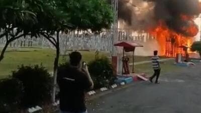 As the fire started around 5 pm, power was wiped out in Sectors 23, 24, 25, 26, 27 and 28, Ramgarh and Kot Billa. The supply was eventually restored around 10 pm after the fire was brought under control. (HT Photo)