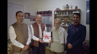 CEO Maneesh Garg felicitated 103-year-old Sardar Pyar Singh with a citation duly signed by Chief Election Commissioner of India, (CEC) Rajiv Kumar. (HT Photo)