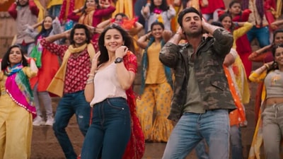 Ranbir Kapoor and Alia Bhatt in Kesariya dance mix version from Brahmastra. Ranbir Kapoor and Alia Bhatt in Kesariya dance mix version from Brahmastra.