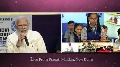 PM Modi interacted with students at the launch of 5G at Delhi's Pragati Maidan.&nbsp;