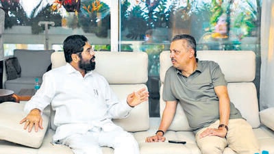 Mumbai, India - September 02, 2022: CM Eknath Shinde meets Uddhav Thackeray’s private secretary Milind Narvekar at his residence on the occasion of Ganesh Chaturthi. (HT Photo) (Hindustan Times)