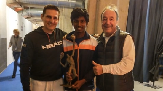Manas Dhamne (centre) with renowed Italian coach Riccardo Piatti (right)(HT) Manas Dhamne (centre) with renowed Italian coach Riccardo Piatti (right)(HT)