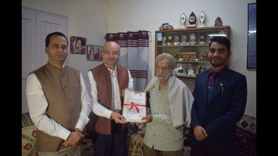CEO Maneesh Garg felicitated 103-year-old Sardar Pyar Singh with a citation duly signed by Chief Election Commissioner of India, (CEC) Rajiv Kumar. (HT Photo)