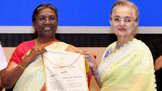 Asha Parekh receives Dadasaheb Phalke Award from President Droupadi Murmu during the 68th National Film Awards in New Delhi on Friday.&nbsp;(ANI)