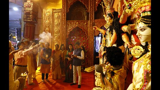 Pune police commissioner Amitabh Gupta (blue jacket) at the Congress Bhavan Durga Puja pandal. (Rahul Raut/HT PHOTO)