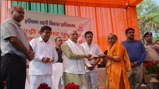 A month after the fire incident at the Sector 9 market, Haryana chief minister Manohar Lal Khattar on Friday announced that all rehri markets in Panchkula and other districts of Haryana will have brick and mortar (pucca) booths. (Sant Arora/HT )