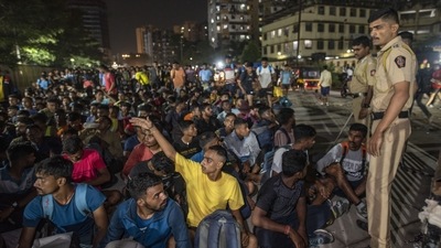 A scene from outside, at the army recruitment rally in Mumbra, Thane, on September 29. The recruitment drive has so far seen an average of 3000 candidates coming in from different parts of Maharashtra every day. (Satish Bate / HT Photo)