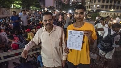 Former defence employee Sharadchandra Handge seen accompanying his son Atharva at the army recruitment rally in Mumbra, Thane, on September 29. Indian Army’s recruitment drive under the new Agnipath Scheme recruits candidates as ‘Agniveer’ for a period of 4 years. Candidates from 17.5 years to 21 years are eligible to apply. (Satish Bate / HT Photo)