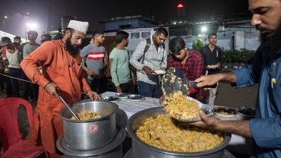 Members of Ummeed Foundation and Gurudwara Nanak Darbar Trust serve food to Agniveer aspirants in Mumbra, Thane, on September 29. The physical test usually begins after midnight and can go on until 5am. In the physical test, candidates have to run for 1600 meters (1.6 kilometres) in 5 minutes and 30 seconds or 5 minutes and 45 seconds, depending on their category, HT reported. (Satish Bate / HT Photo)