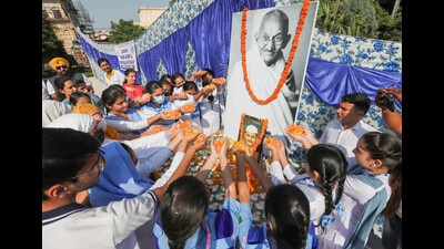 Students pay tribute to Mahatma Gandhi on his birth anniversary, Jammu, October 2, 2022 (PTI) Students pay tribute to Mahatma Gandhi on his birth anniversary, Jammu, October 2, 2022 (PTI)