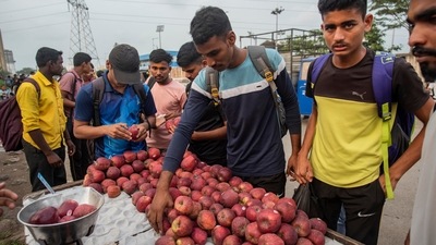Agniveer aspirants seen buying apples outside the Mumbra camp in Thane, on September 29. A candidate who did not wish to be identified told HT that he would want to sell milk after he buys two cows with the remuneration that he will receive after four years, (Satish Bate / HT Photo)