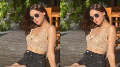 In an ivory white corset laced bra and a pair of black denim shorts, Aamna looked stunning. (Instagram/@aamnasharifofficial) In an ivory white corset laced bra and a pair of black denim shorts, Aamna looked stunning. (Instagram/@aamnasharifofficial)