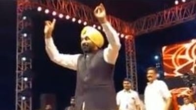 Bhagwant Mann mixes some Bhangra moves with Garba dance in Gujarat.&nbsp; ((Twitter) )