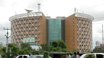 Indian commuters pass a building housing a software company at Cyberabad IT City on the outskirts of Hyderabad, 03 August 2007.With new threats of terror operatives trying to infiltrate software companies emerging, Cyberabad Security Council (CSC) and police authorities have decided to put employees working at high-tech city and other Information Technology (IT) hubs under the scanner. An employee databank will be created and put at the disposal of authorities. A decision on the data bank was taken recently in the wake of perceived security threats to IT companies from terrorist organisation. AFP PHOTO/Noah SEELAM (AFP) Indian commuters pass a building housing a software company at Cyberabad IT City on the outskirts of Hyderabad, 03 August 2007.With new threats of terror operatives trying to infiltrate software companies emerging, Cyberabad Security Council (CSC) and police authorities have decided to put employees working at high-tech city and other Information Technology (IT) hubs under the scanner. An employee databank will be created and put at the disposal of authorities. A decision on the data bank was taken recently in the wake of perceived security threats to IT companies from terrorist organisation. AFP PHOTO/Noah SEELAM (AFP)