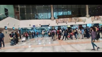 Long queues at the Pune airport (HT PHOTO)